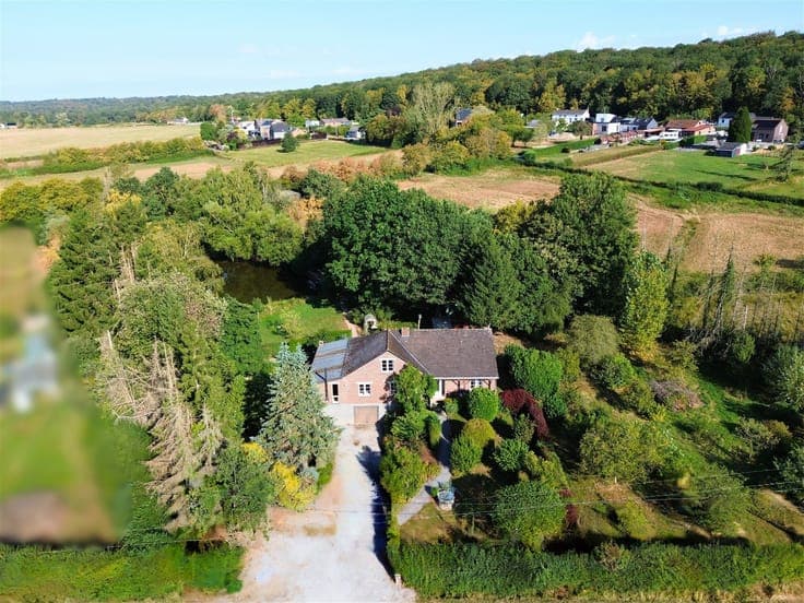 STUNNING PROPERTY WITH A POND ON NEARLY ONE HECTARE OF LAND