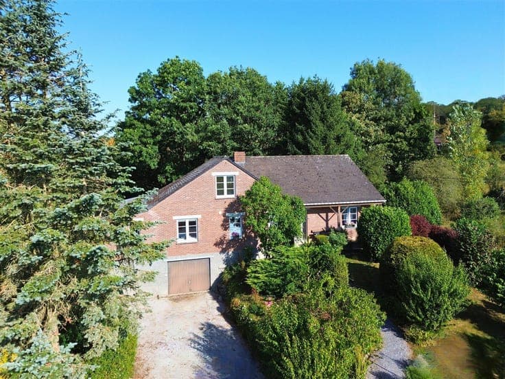 STUNNING PROPERTY WITH A POND ON NEARLY ONE HECTARE OF LAND
