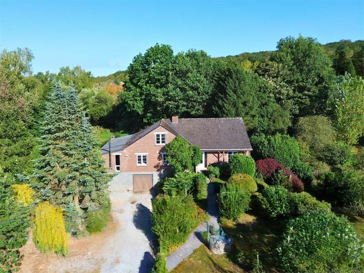 STUNNING PROPERTY WITH A POND ON NEARLY ONE HECTARE OF LAND