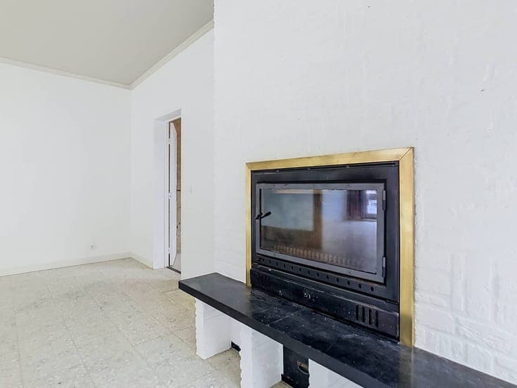 Spacious semi-detached house with garden and garage for sale