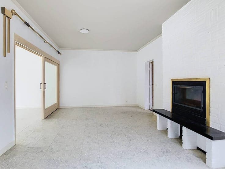 Spacious semi-detached house with garden and garage for sale