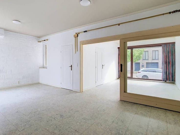 Spacious semi-detached house with garden and garage for sale