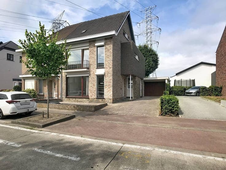 Spacious semi-detached house with garden and garage for sale