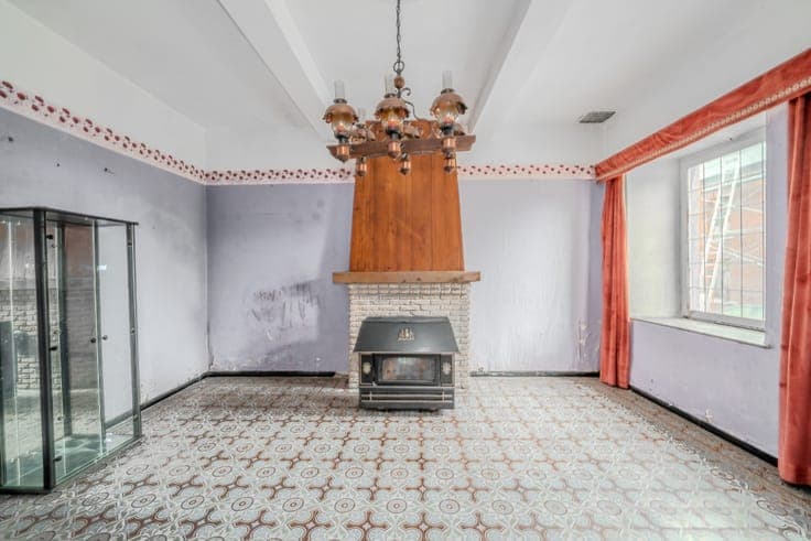 5-bedroom house in need of renovation, with a 13-are garden