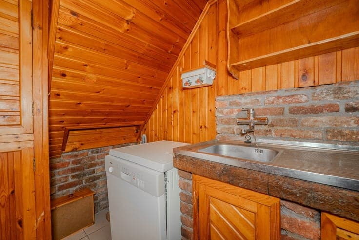 5-bedroom house in need of renovation, with a 13-are garden