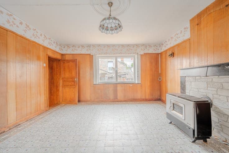 5-bedroom house in need of renovation, with a 13-are garden