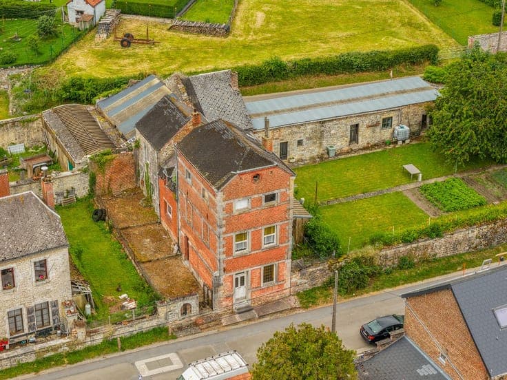 5-bedroom house in need of renovation, with a 13-are garden