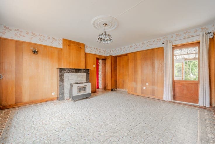 5-bedroom house in need of renovation, with a 13-are garden