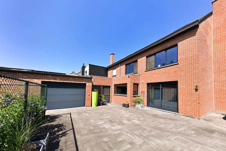 Spacious house with commercial premises in Perk