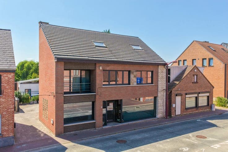 Spacious house with commercial premises in Perk