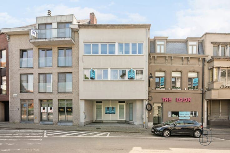 Spacious property with two separate residential units, garde