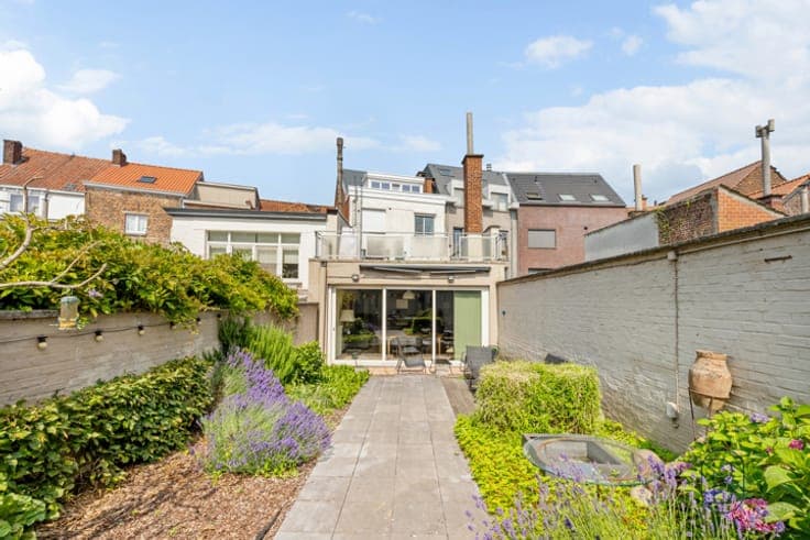 Spacious property with two separate residential units, garde