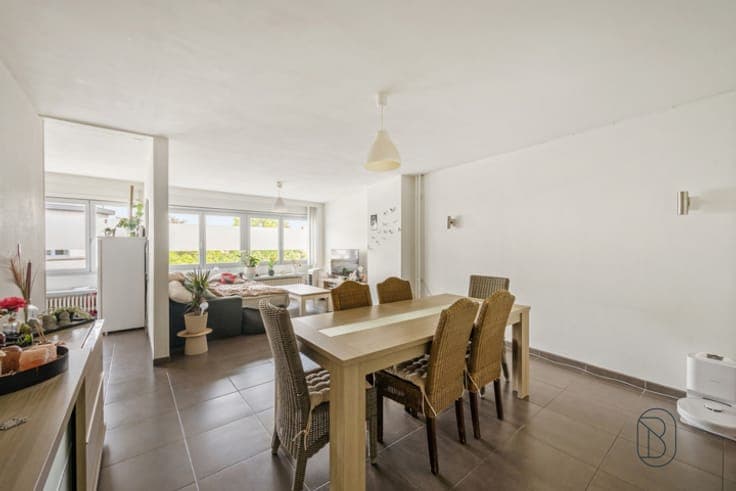 Spacious property with two separate residential units, garde