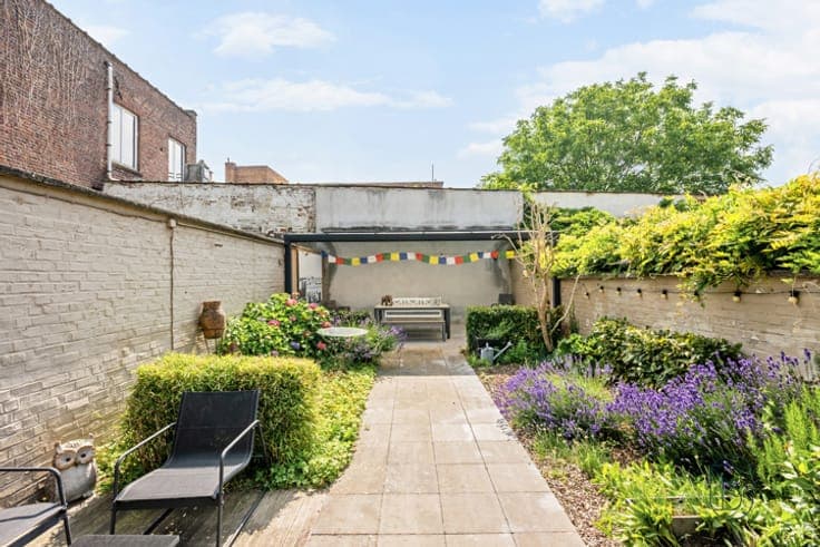 Spacious property with two separate residential units, garde