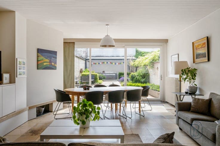 Spacious property with two separate residential units, garde