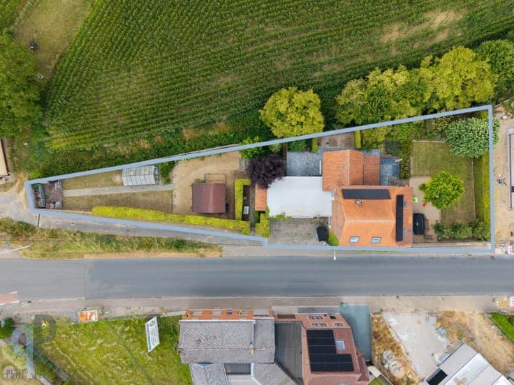 Goed gelegen, open bebouwing met 3 kamers en garage