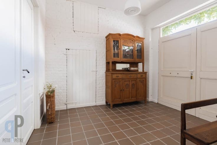 Goed gelegen, open bebouwing met 3 kamers en garage