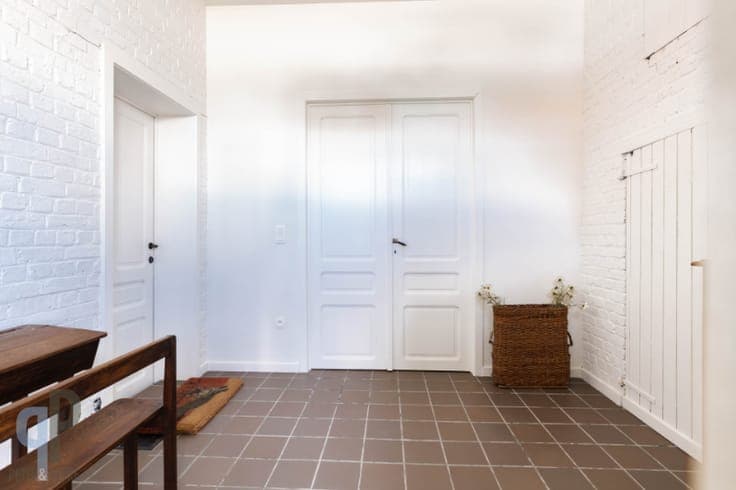Goed gelegen, open bebouwing met 3 kamers en garage
