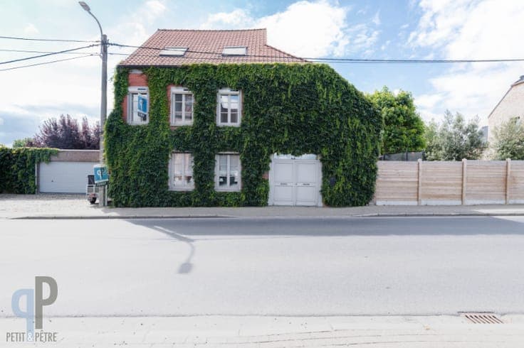 Goed gelegen, open bebouwing met 3 kamers en garage