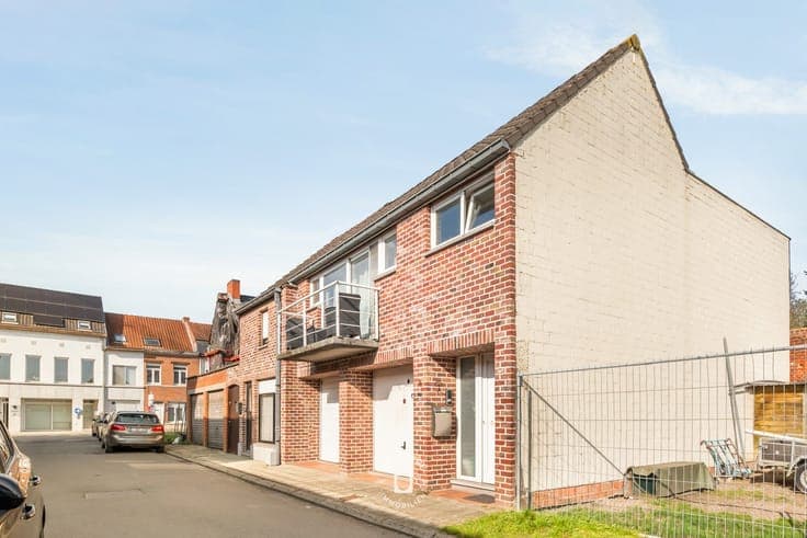 GOED ONDERHOUDEN WONING INCL. 2 GARAGES