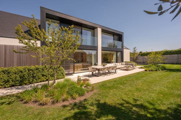 Detached villa on a perfectly oriented plot with heated swim