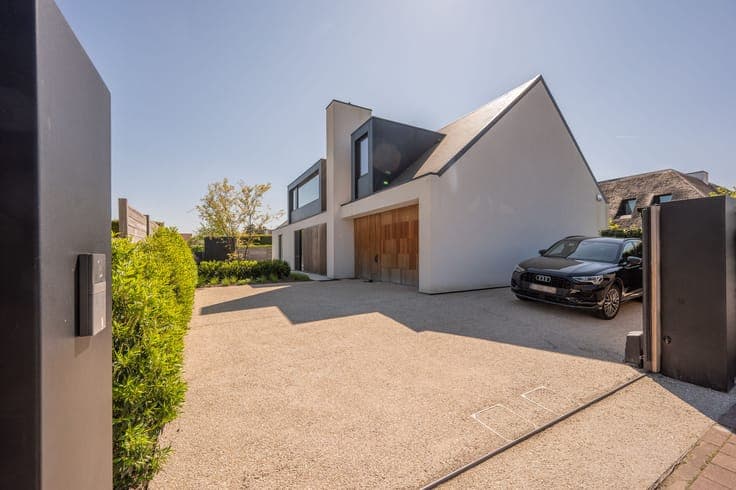 Detached villa on a perfectly oriented plot with heated swim
