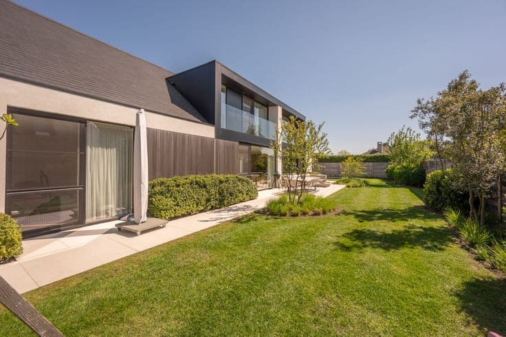 Detached villa on a perfectly oriented plot with heated swim