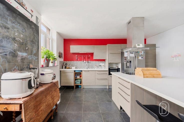 Spacious home with 5 bedrooms & south-facing garden