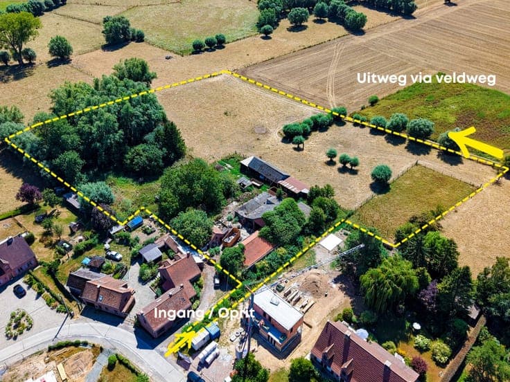 Te koop, totaal te renoveren / te slopen hoeve met uitweg...