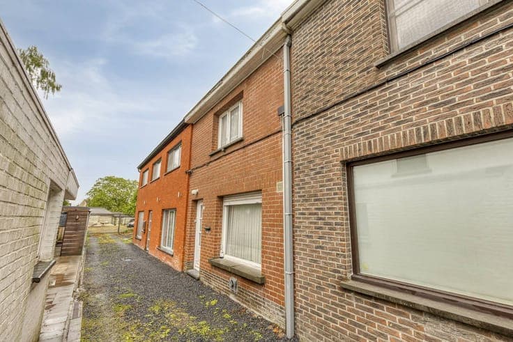 House to renovate with large garden and outbuilding in Heule