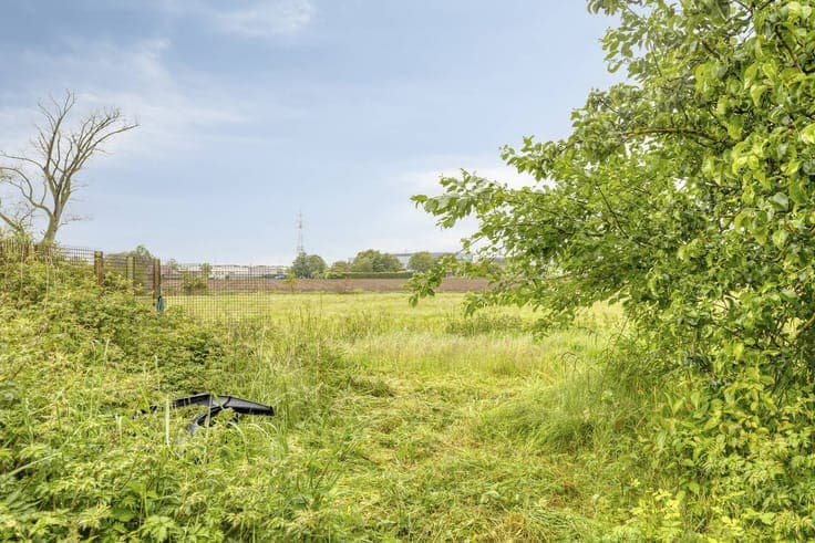 House to renovate with large garden and outbuilding in Heule