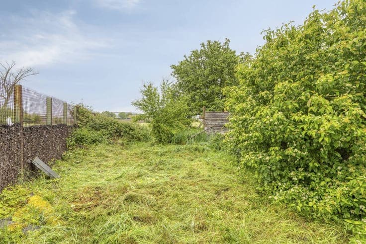 House to renovate with large garden and outbuilding in Heule