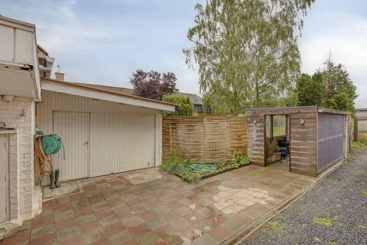 House to renovate with large garden and outbuilding in Heule