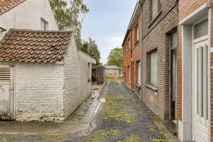 House to renovate with large garden and outbuilding in Heule