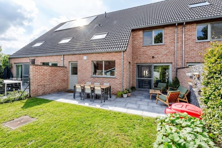 RECENT, ENERGY-EFFICIENT FAMILY HOME IN LIEVEGEM