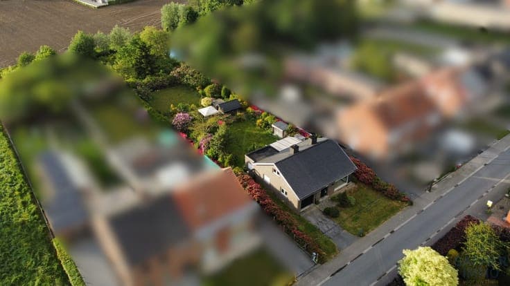 Charmante alleenstaande woning met prachtige tuin op rust...