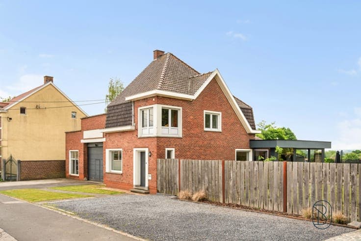 Spacieuse maison 3 façades et entrepôt, parfaitement située