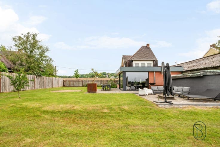 Spacieuse maison 3 façades et entrepôt, parfaitement située