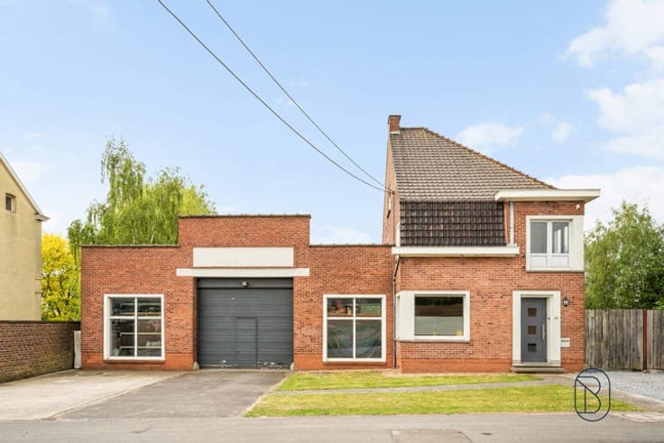 Spacieuse maison 3 façades et entrepôt, parfaitement située