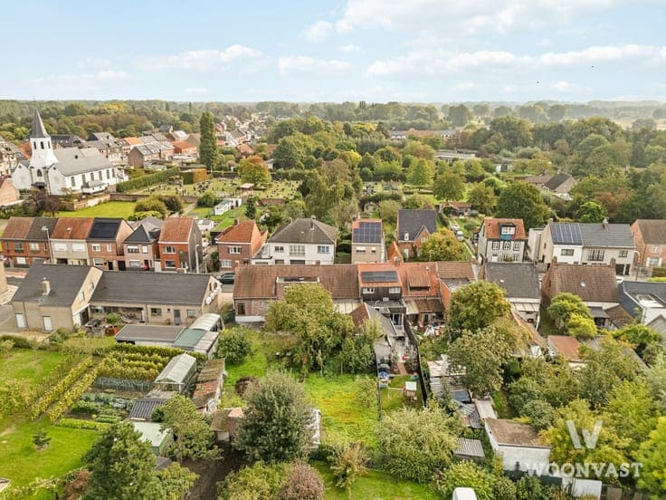 Spacious renovation property with potential on a plot of 64