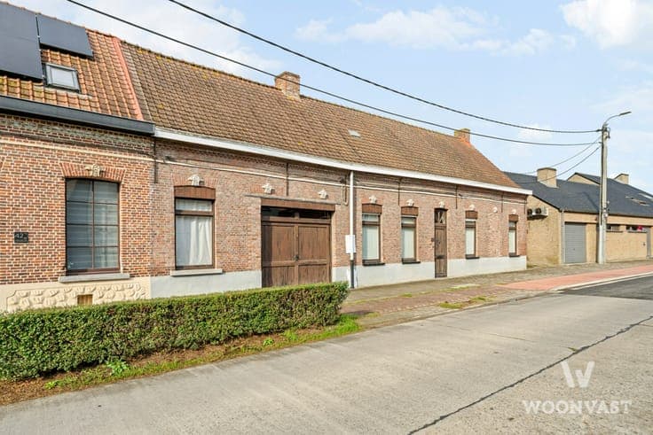 Spacious renovation property with potential on a plot of 64