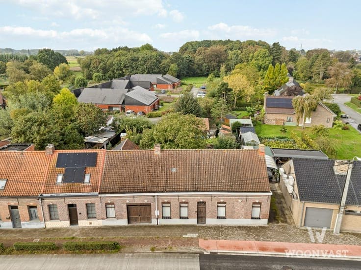Spacious renovation property with potential on a plot of 64