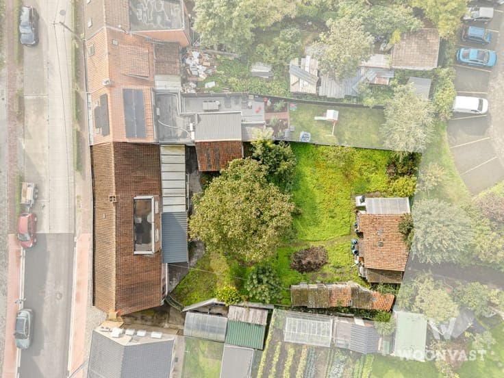 Spacious renovation property with potential on a plot of 64