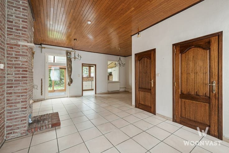 Spacious renovation property with potential on a plot of 64