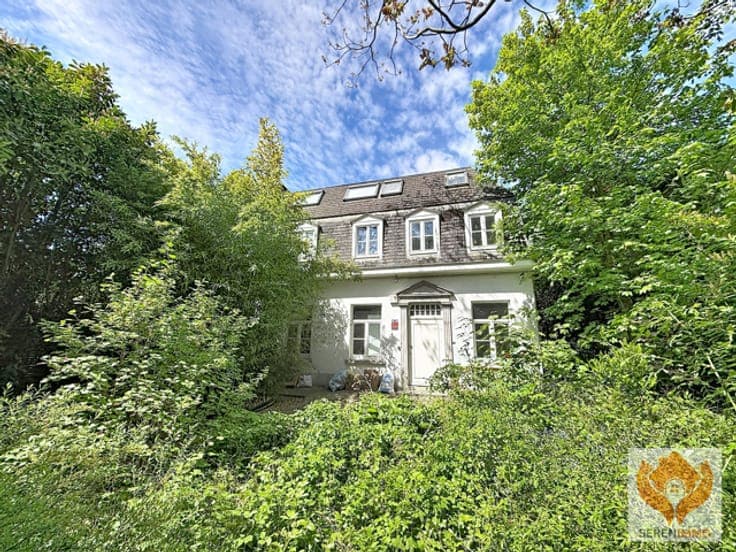 Magnificent 325m² villa with beautiful garden and 8 bedrooms