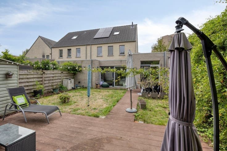 STIJLVOLLE EN INSTAPKLARE WONING MET TUIN EN CARPORT !