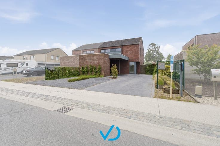 Instapklare gezinswoning met zonnige tuin, ruime oprit en...