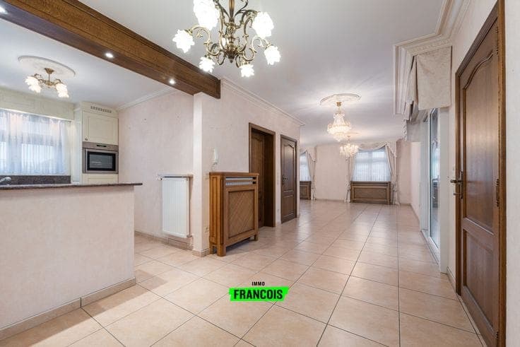Ruime woning met 3 slaapkamers, veranda en garage op 435 m²…
