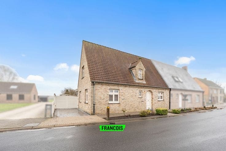 Ruime woning met 3 slaapkamers, veranda en garage op 435 m²…