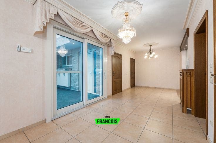 Ruime woning met 3 slaapkamers, veranda en garage op 435 m²…